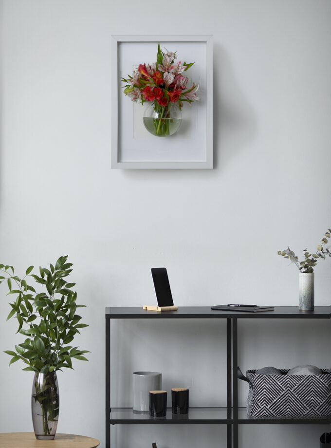 Cuadro Botánico grande colgado en la pared con flores de varios colores