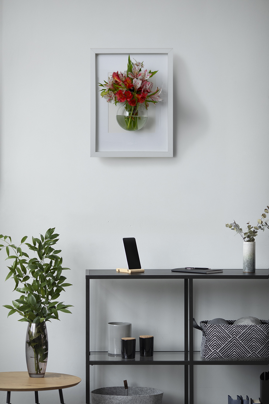 Cuadro Botánico grande colgado en la pared con flores de varios colores
