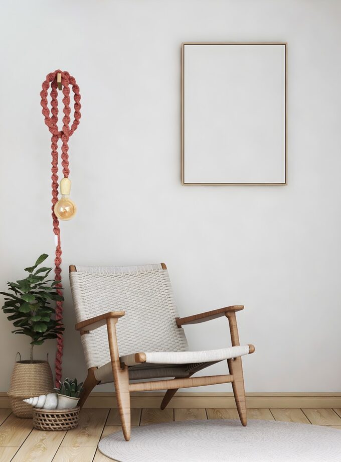 Lampara luciérnaga colgada en una habitación junto a una silla