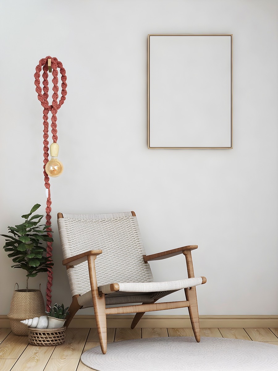 Lampara luciérnaga colgada en una habitación junto a una silla